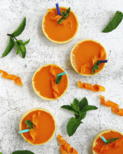 Spritzer tarts seen from above, with carrot twirls and mint leaves